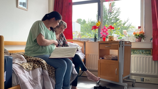 Anita van der Velden, Helpende