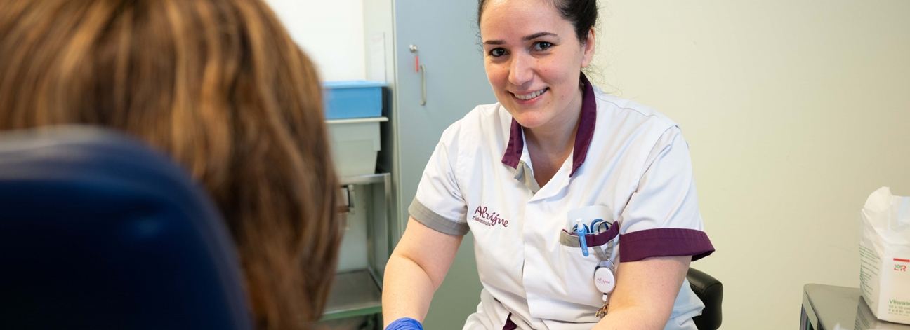 Medewerker bloedafname 